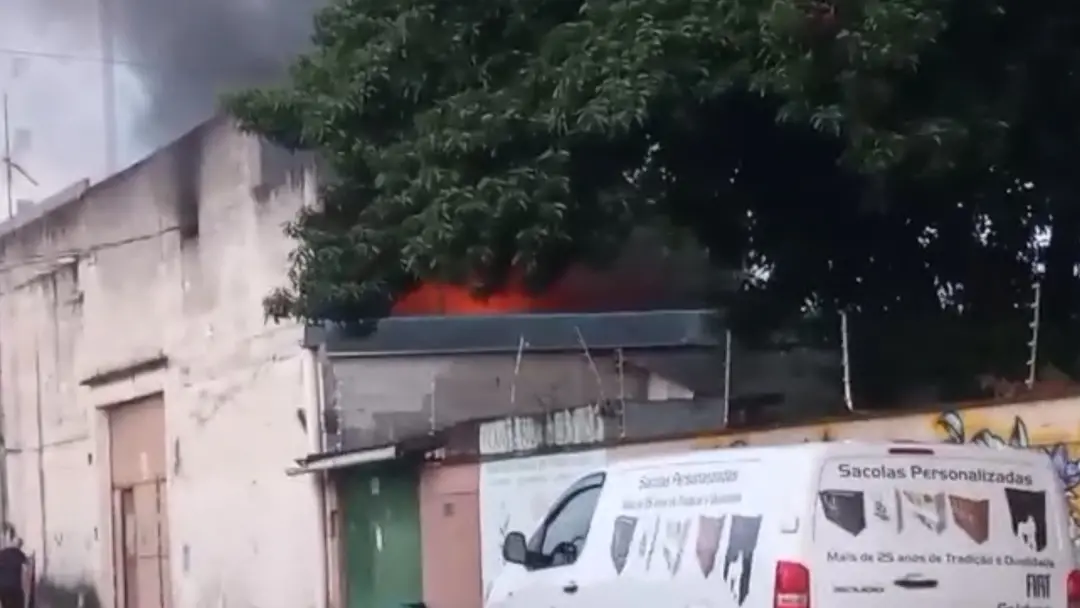 Na manhã de quarta, uma fábrica de papel em Jacareí, SP, pegou fogo, mobilizando os Bombeiros. O fogo atingiu o imóvel …
