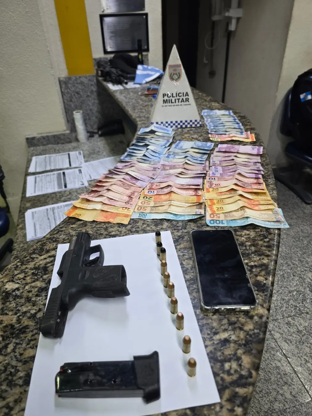 Paraíba do Sul teve homem preso por porte ilegal de pistola calibre 40, com munição, após tentar fugir na mata. Essa si…