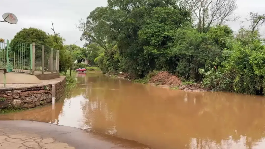 Alerta da Defesa Civil fala de elevação do Guaíba, que pode atingir cota de inundação no Arquipélago. Com quatro rios j…
