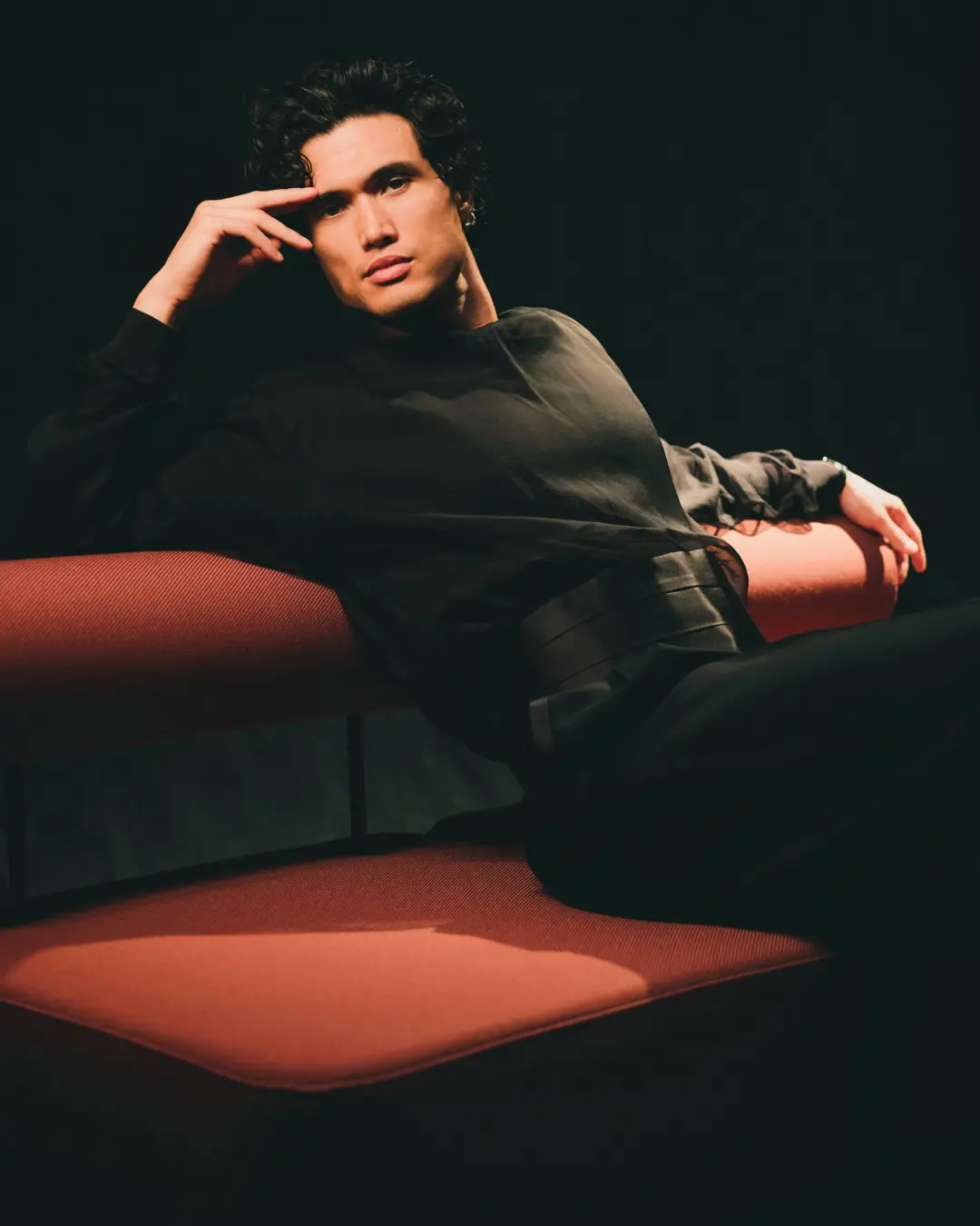 Charles Melton no evento Erik Carter Augustus A8. A situação desse evento no AUGUST parece que teve algum desencontro. …