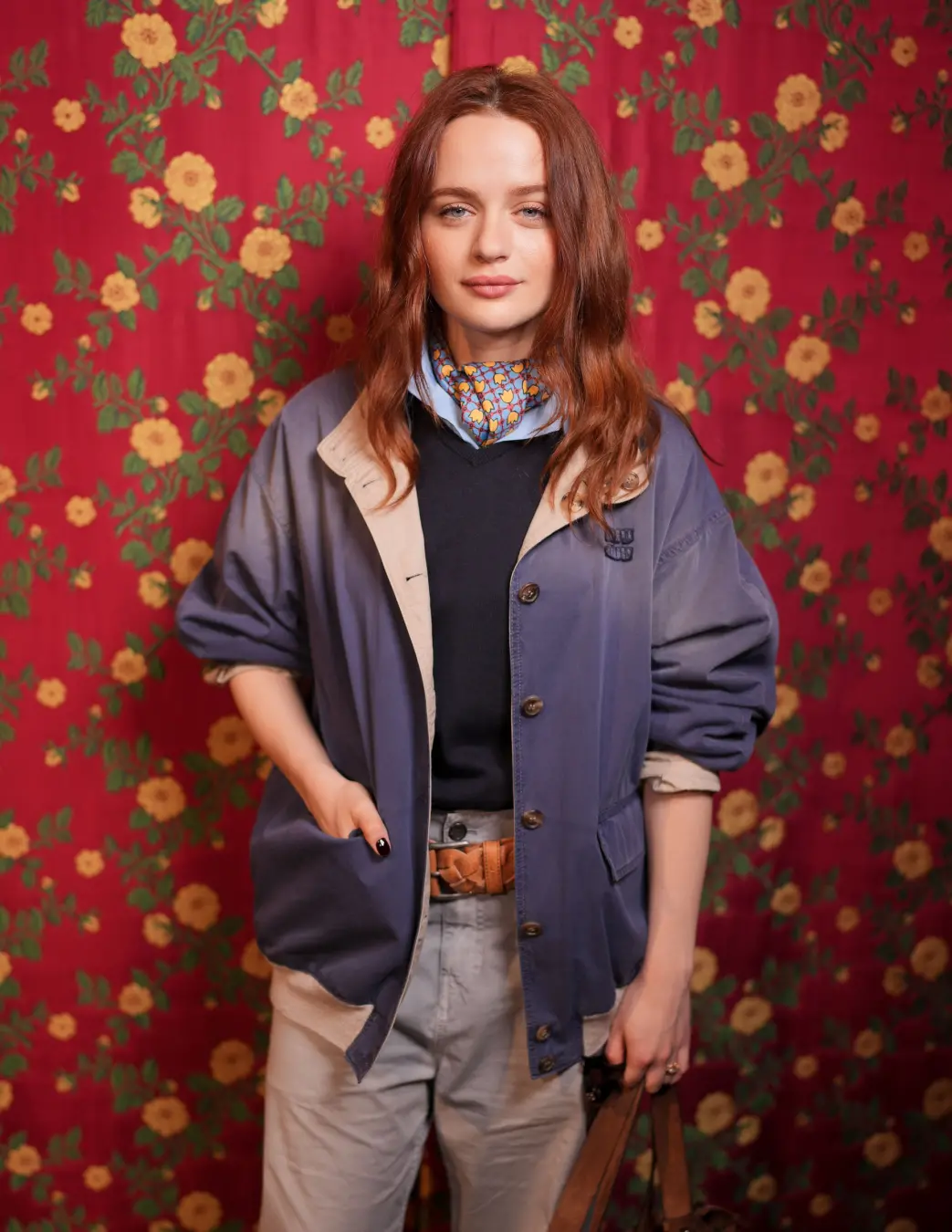 Joey King aparece com Swan Gallet em fotos da WWD/Getty Images, no contexto da A8. A imagem traz uma estética que fala …