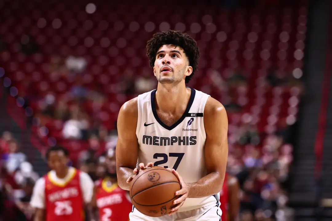 Cameron Boozer, novato nos Grizzlies, recebeu elogios de Ty Jerome, que destacou a maturidade e o impacto de Boozer no …
