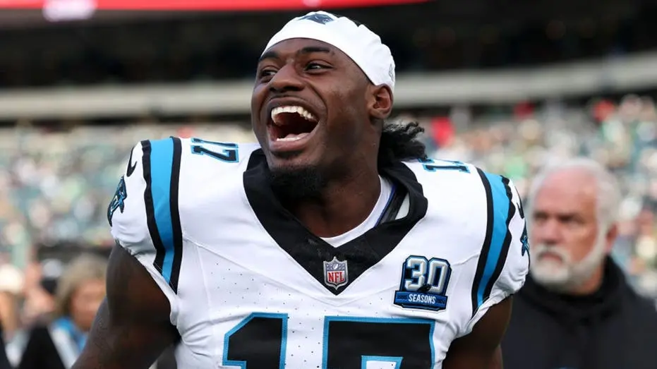 Xavier Legette, wide receiver dos Panthers, mostrou a vida rural de Mullins, Carolina do Sul, para companheiros como Br…