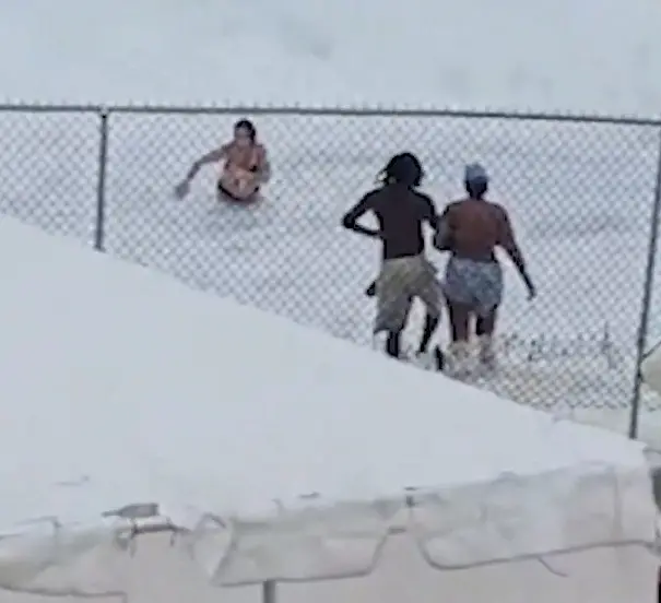Bahamas, uma turista americana de 60 anos foi arrastada por ondas fortes na Cabbage Beach e presa por uma cerca temporá…