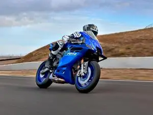 Yamaha R9, supermoto japonesa, desce na rua de Milão. A potência desse motor parece um reflexo da urgência que a gente …