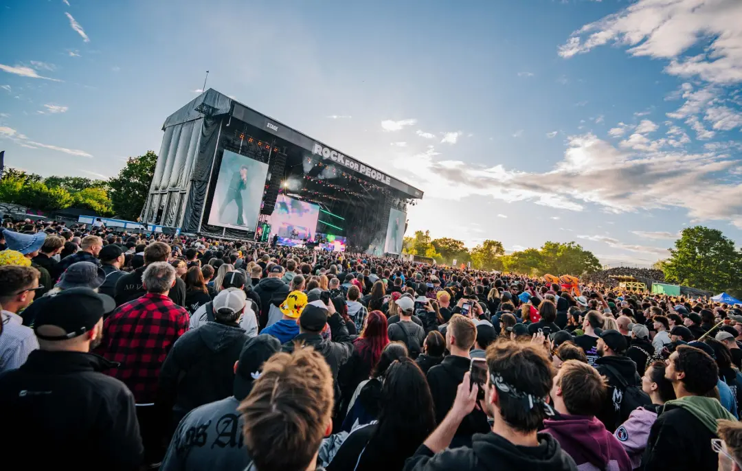 Faith No More, Blink-182 e Architects no Rock For People 2027 em Hradec Králové, Chequia, em junho. É um evento importa…