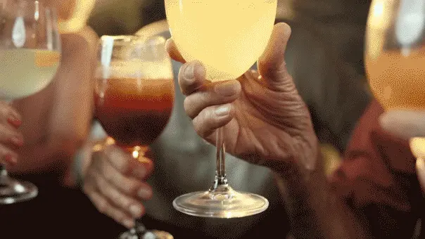 Pesquisa mostra que entre americanos de 50 a 64 anos, o consumo pesado de álcool subiu mais de 36% de 2018 a 2024. Enqu…