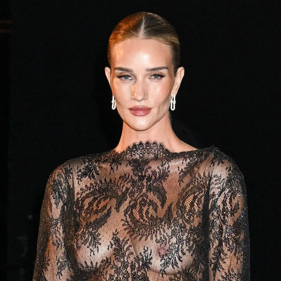 Rosie Huntington-Whiteley em um vestido rendado ousado nos desfiles Saint Laurent Primavera/Verão 2027. É um look bem f…