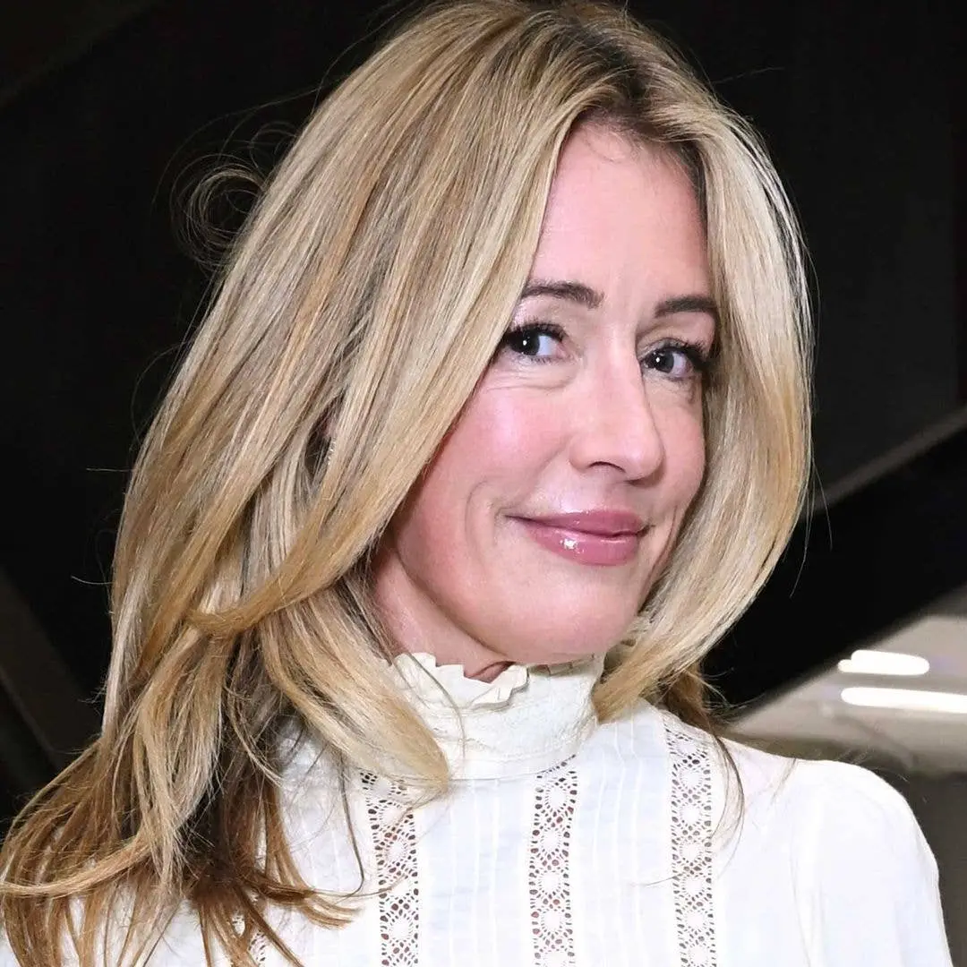 O vestido de 36 libras da Cat Deeley na M&S tá vendendo muito bem. É interessante ver como a moda se conecta com o dese…