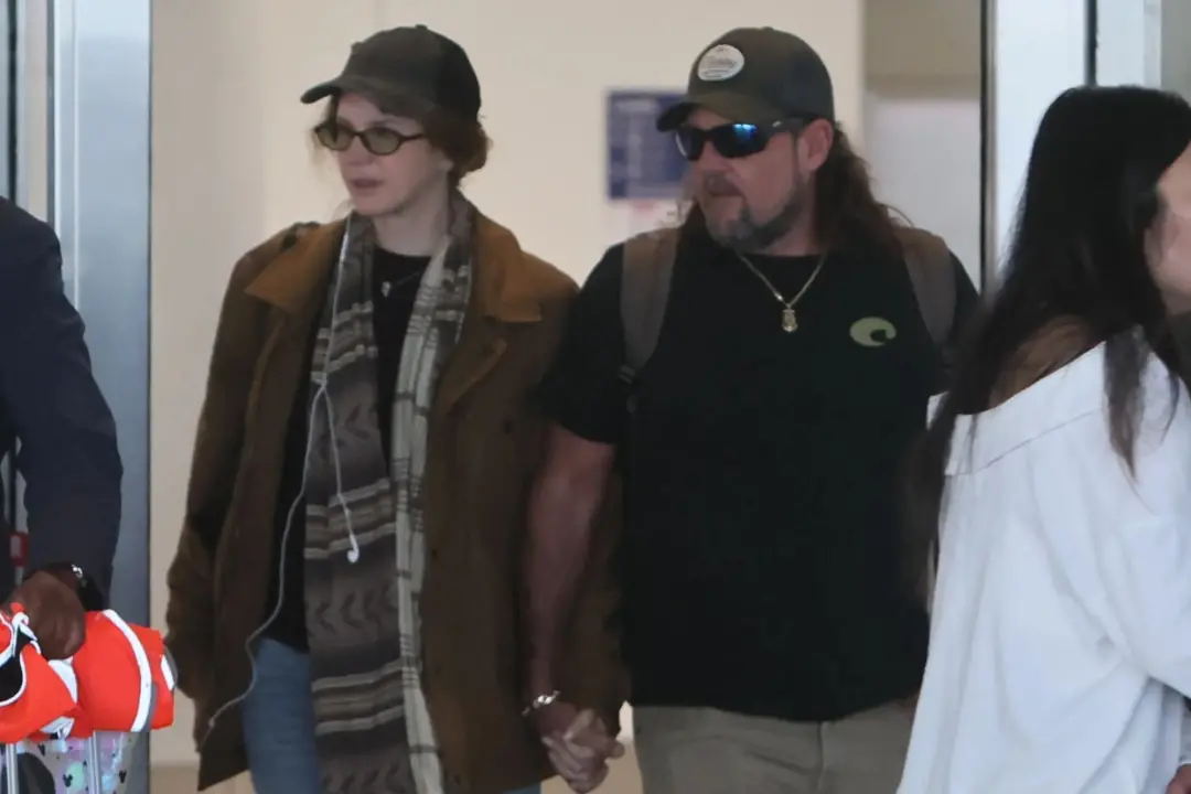 Ao chegar no LAX, uma grande cantora pop de 41 anos e o marido dela foram vistos discretos, sem serem reconhecidos no a…