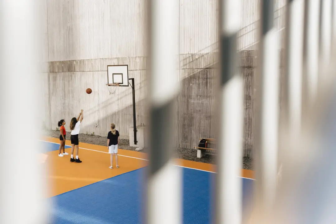 Mais de metade das meninas entre oito e dezoito anos que nunca jogaram esportes organizados diz querer jogar. Essa falt…