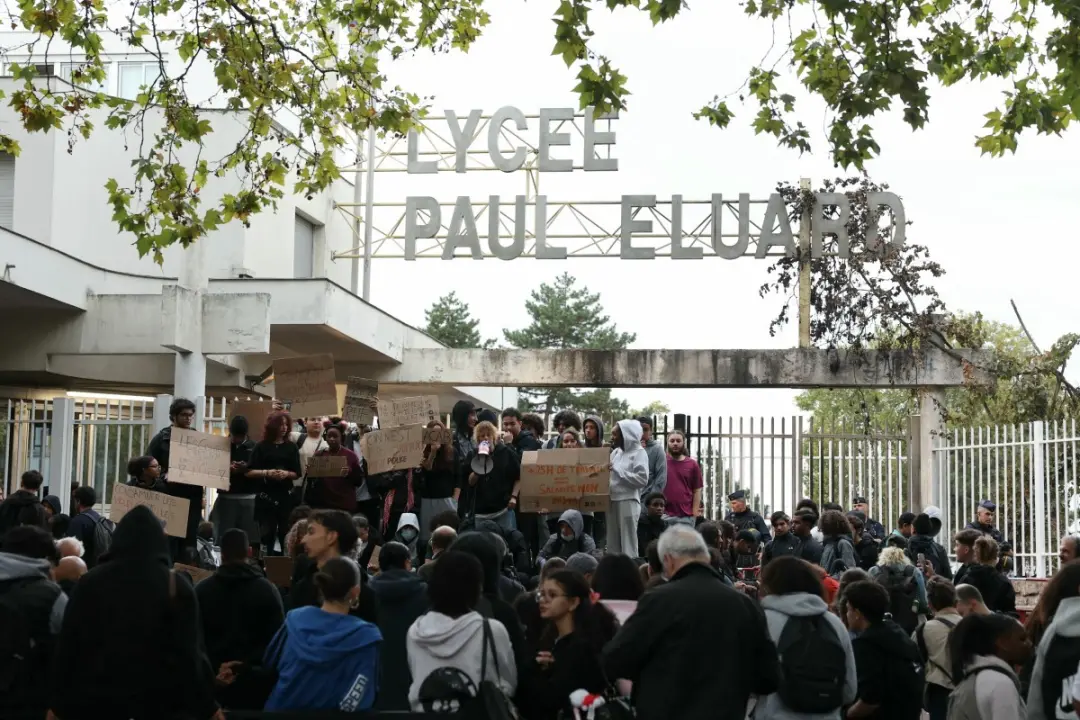 Mais de 400 estudantes franceses detidos em confrontos após protestos por condições das escolas. A falta de professores…
