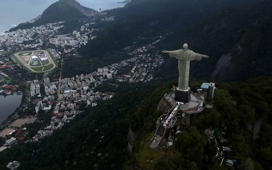 Fortes rajadas de vento surpreenderam moradores do Rio de Janeiro no fim da noite de terça-feira, conforme alerta do CO…