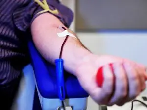 Novas regras facilitam a doação de sangue no país, aceitando pessoas com histórico de tatuagem até aquelas que usam Oze…