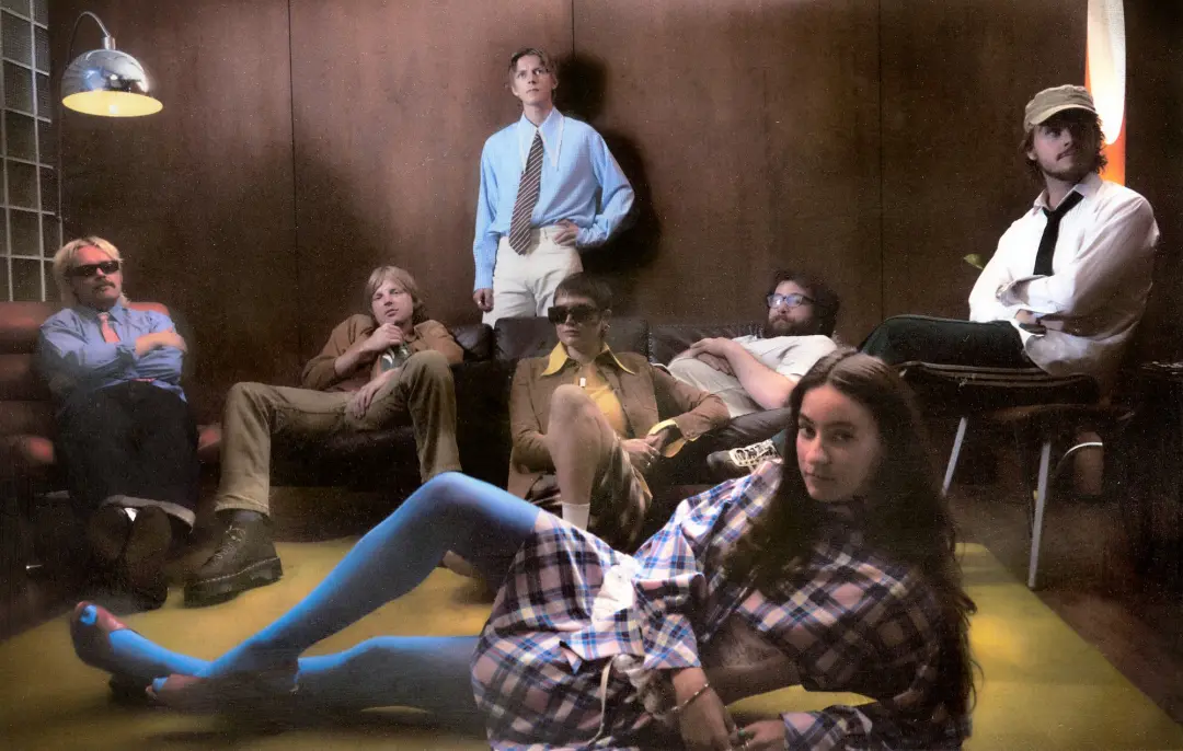 The Slow Country, banda britânica de folk alternativo com sete membros, nasceu de dois términos. A música deles, que us…