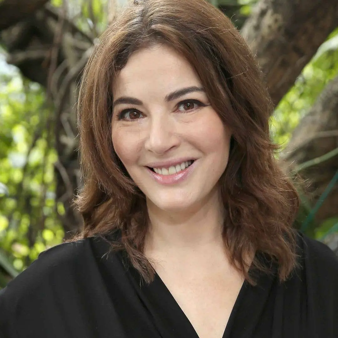 Os looks da Nigella Lawson do Great British Bake Off, de jumpsuits a ternos, estão disponíveis nas lojas de rua. Parece…