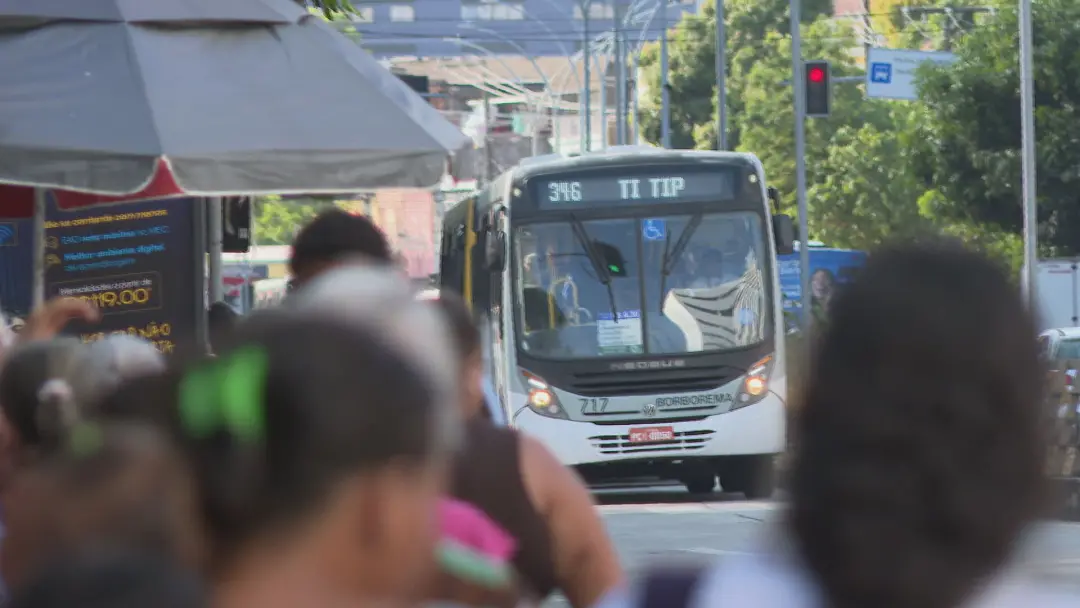 Grande Recife terá ônibus e metrô gratuitos no domingo do primeiro turno das eleições 2026. Isso facilita o acesso do e…
