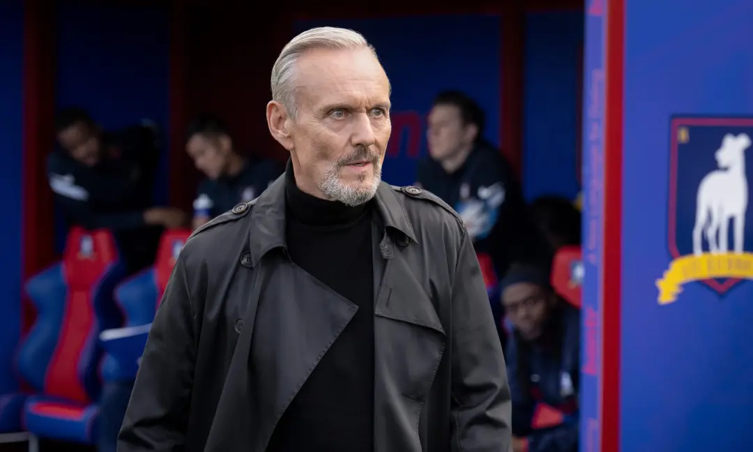 Ted Lasso, na temporada 409, fez uma homenagem a Anthony Head após a morte dele, além da partida de Mae Green. É um rec…