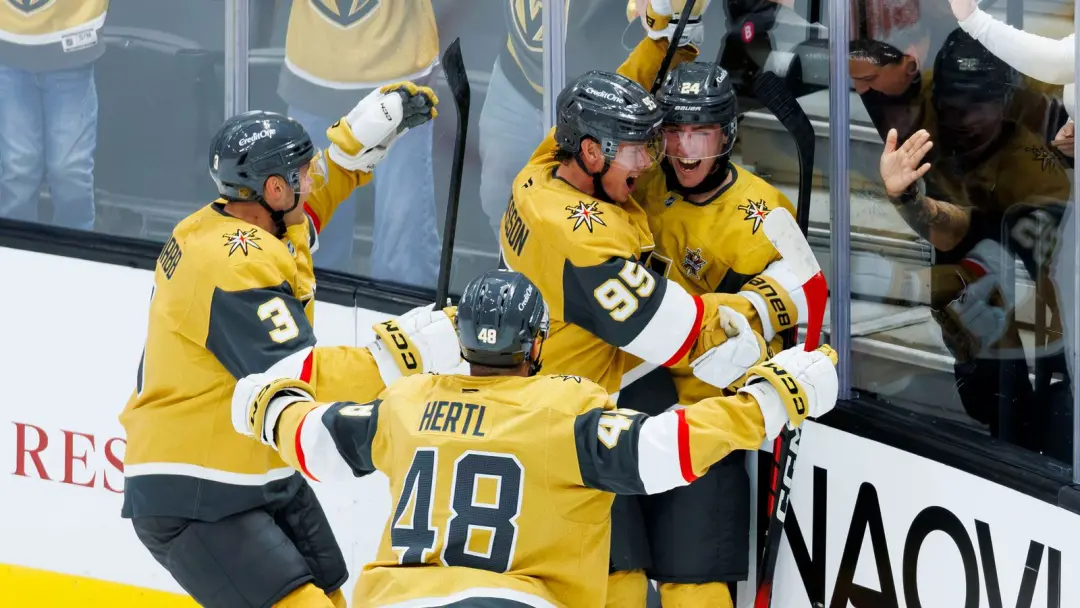Vegas Golden Knights venceu Chicago Blackhawks por 5 a 2 no jogo de abertura na T-Mobile Arena. A cena da briga mostra …