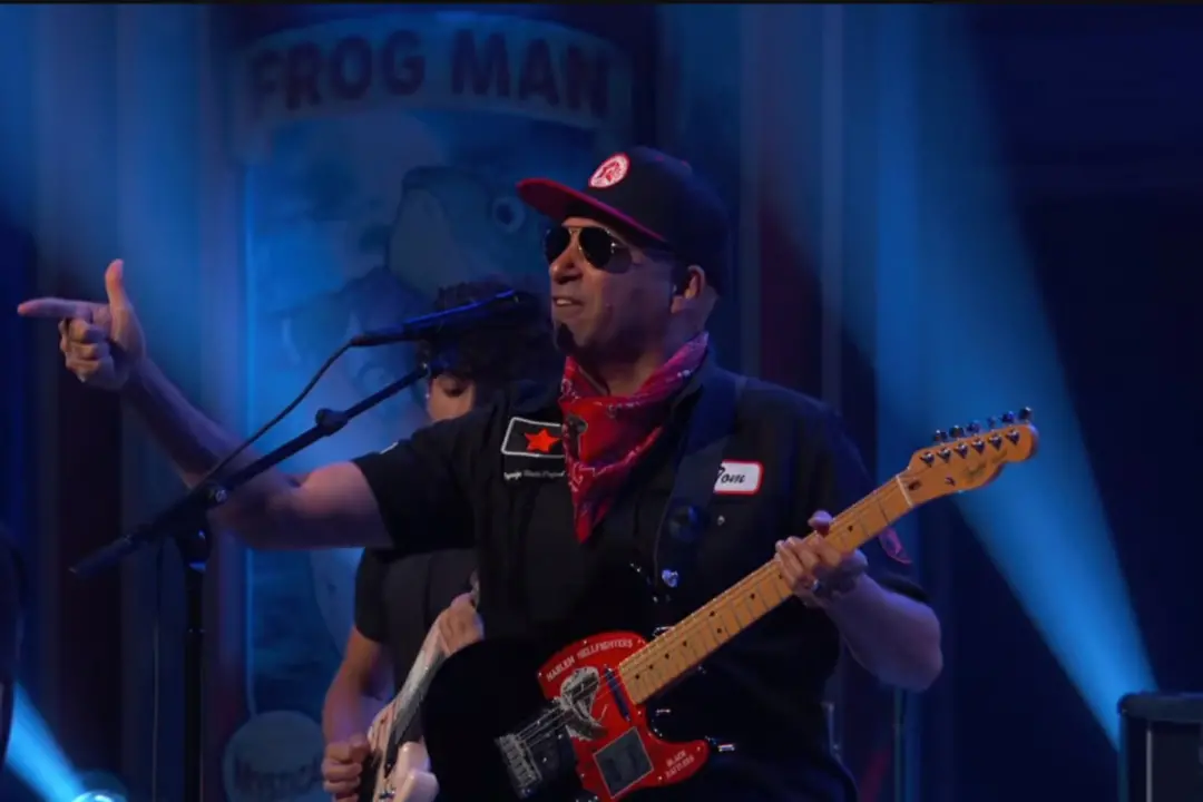 Tom Morello tocou Soldier in the Army of Love no Kimmel, pegando um som do novo álbum Everyone Gets Everything They Wan…