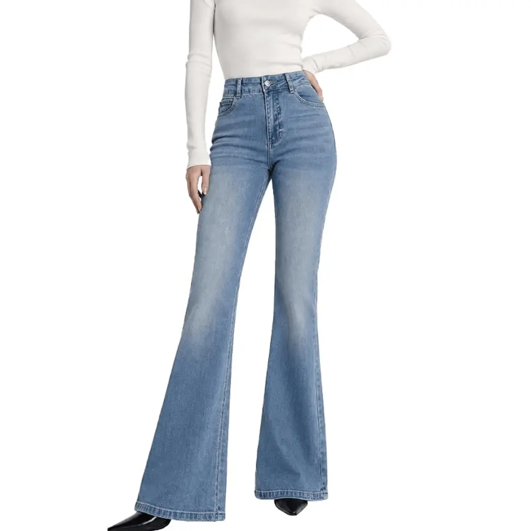 Jennifer Lopez em Milão vestiu calça flare de lavagem média, combinada com camisa branca e salto pontudo. O corte acint…