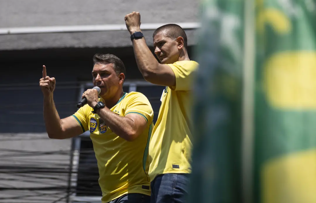 Flávio Bolsonaro usa falas de Lula para desgastar o petista, focando em trechos de declarações, como a ligação de Lula …