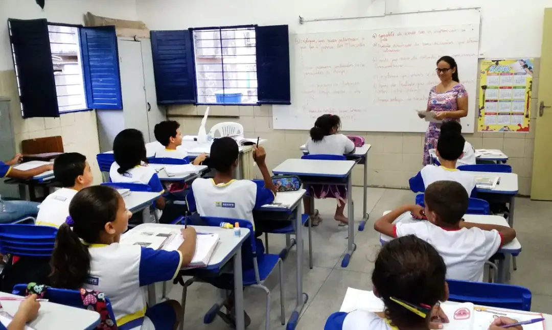 Nove por cento dos professores da educação básica pública no Brasil não têm qualificação completa, conforme o relatório…