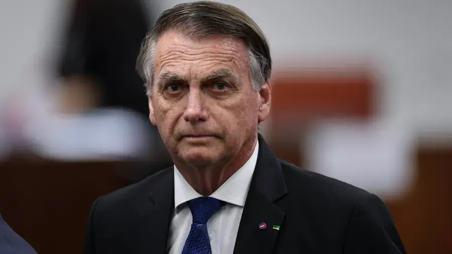 Estudo da Fundação FHC aponta que o sistema partidário fragmentado do Brasil impediu um golpe de Bolsonaro. O presidenc…