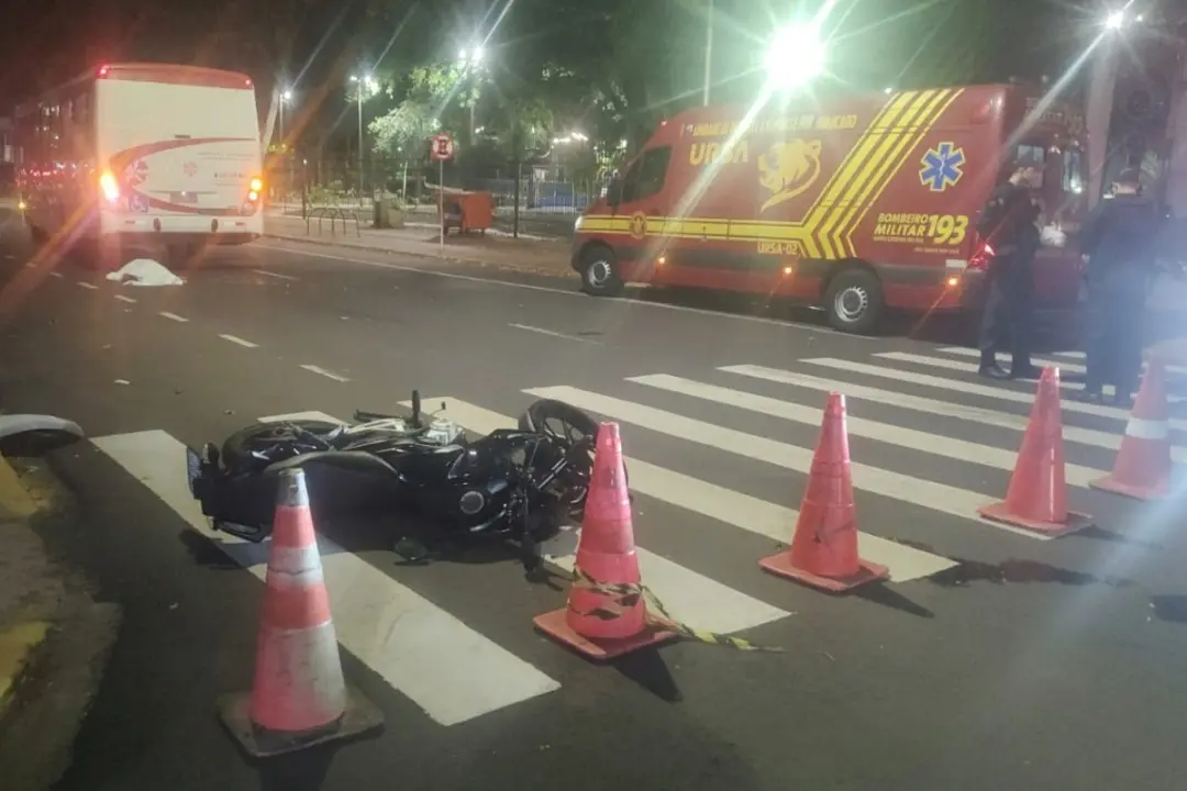 Centro de Campo Grande viu morte de adolescente de 17 anos em acidente com moto e ônibus. A dinâmica ainda não tá clara…