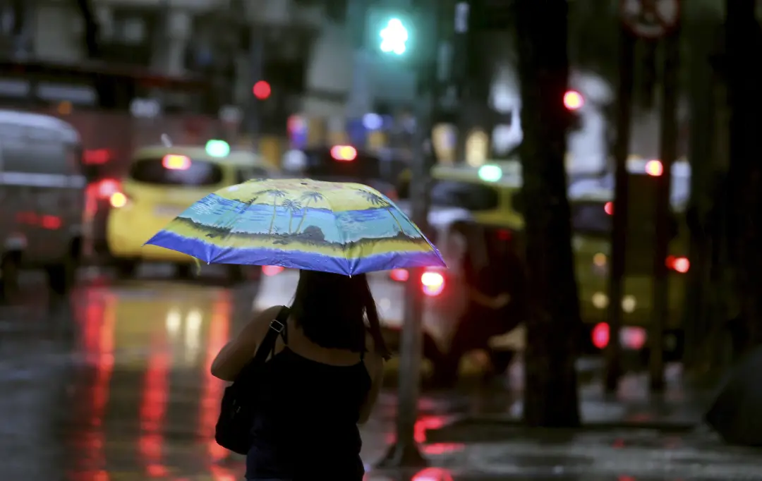 Rio em alerta Estágio 2 por pancadas de chuva, ventos e raios até quarta de manhã. Chuva podendo dar mais de 10mm em 15…