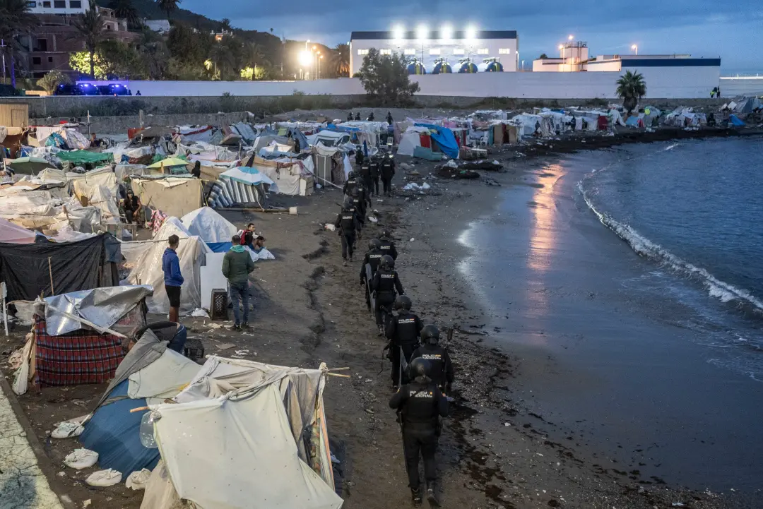 As autoridades expulsaram cerca de 400 pessoas de origem magrebí das praias de Ceuta em um segundo operativo. A deporta…