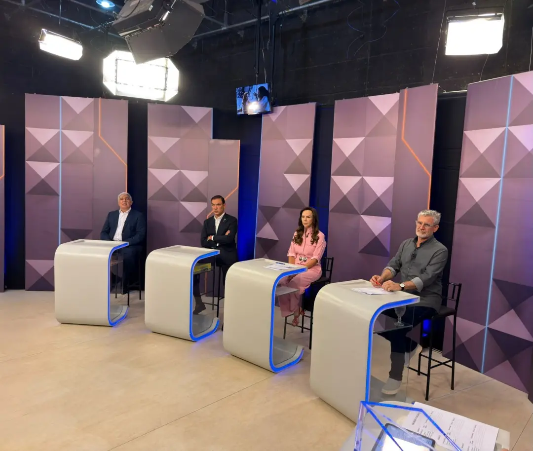 Debate ao governo do Tocantins reuniu quatro candidatos como Moreira, Naves, Dorinha e Vicentinho Júnior para discutir …