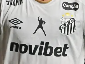 Santos suspendeu contrato com bet e não terá patrocínio no clássico. Isso mostra como a dependência de patrocínios pode…