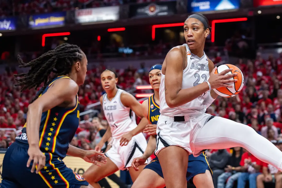 LaChina Robinson chamou a torcida dos Fever por incidentes repetidos no jogo das playoffs, depois que Aja Wilson teve u…