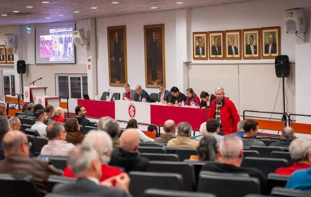 Rejeitaram adiantar eleições para dezembro de 2026, com 107 votos pela manutenção da Assembleia Geral. O clube tem enfr…