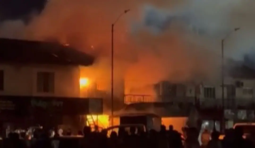 Incêndio na feira livre de Quatro Bocas, no nordeste do Pará, atingiu vários estabelecimentos na terça-feira. A perda m…