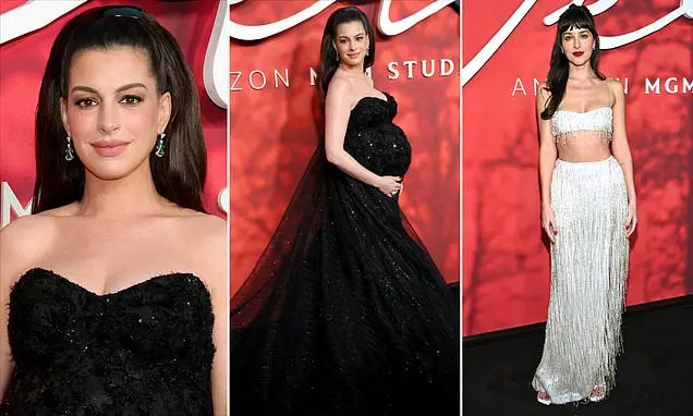 Anne Hathaway exibiu a barriga de gravidez em um vestido preto de lantejoulas no premiere de Verity em Nova York. Essa …