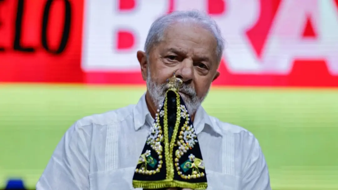 Lula criticou ataques de Flávio Bolsonaro contra a CNBB e a Igreja Católica. O presidente disse que é inaceitável ataca…