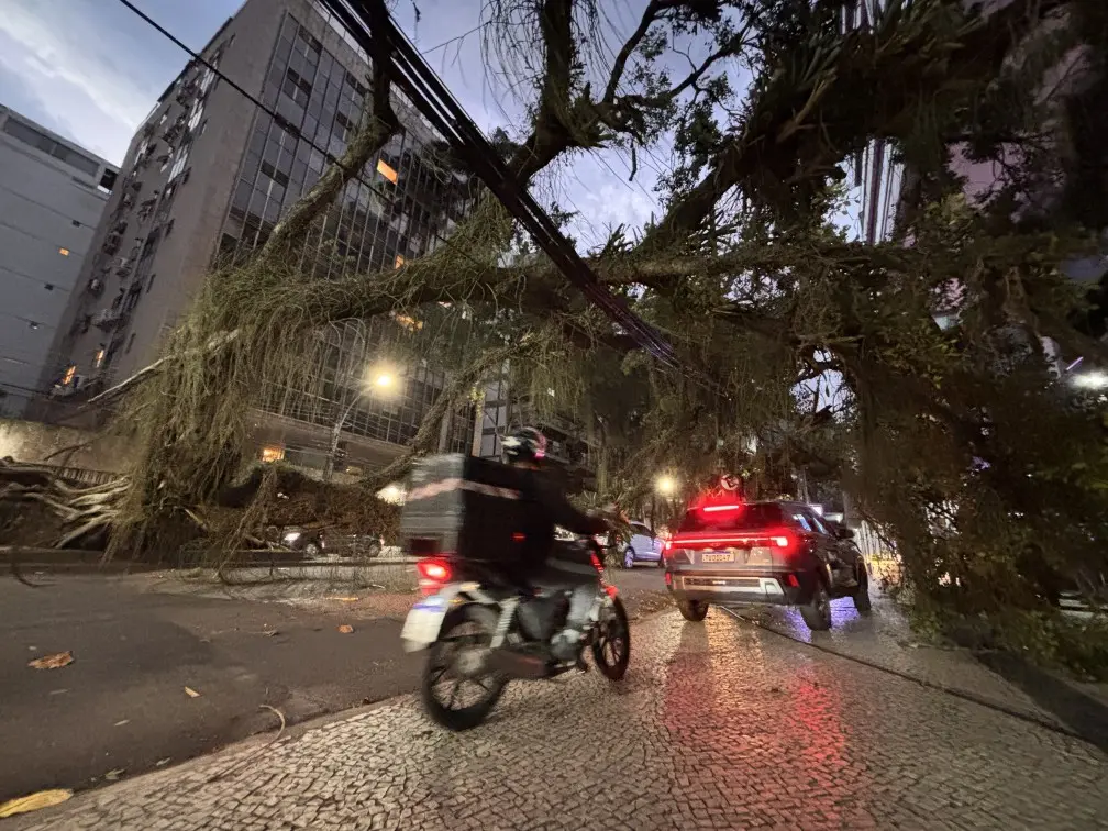 Vento forte surpreendeu moradores do Rio de Janeiro na terça-feira, com rajadas registradas pela estação Santos Dumont.…