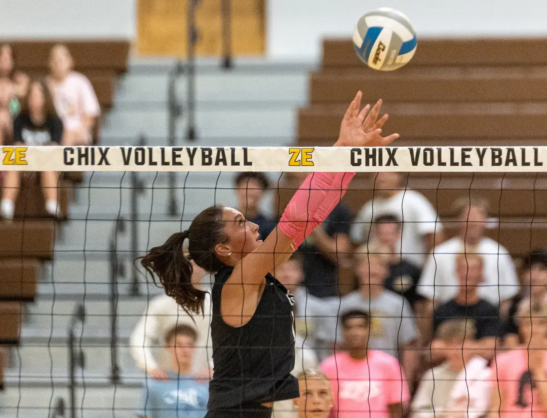 Kyla Kuiper serviu 17 pontos no terceiro set contra Zeeland West, levando Zeeland East a vencer 26-24, 25-18, 25-8. A f…