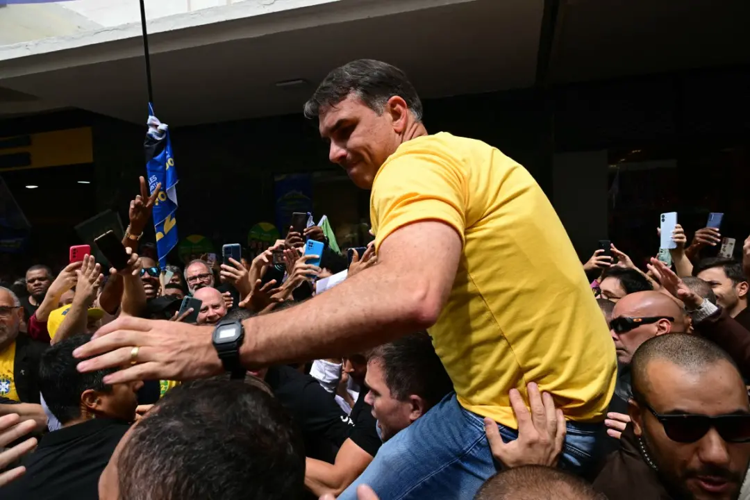 Flávio Bolsonaro lidera com 38% das intenções de voto no Distrito Federal, enquanto Lula soma 32% segundo a pesquisa Qu…