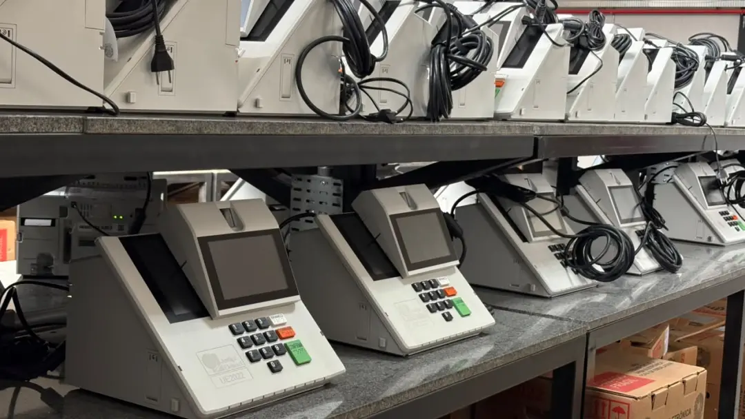 TSE informou que 90% das urnas eletrônicas estão prontas para as eleições. A logística mostra que o órgão planeja mitig…