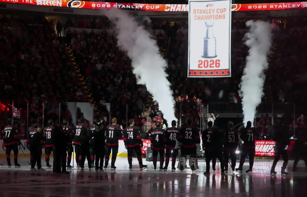 Carolina Hurricanes elevou a bandeira e skatou com a taça, mas não conseguiu pontos na estreia contra Florida Panthers.…
