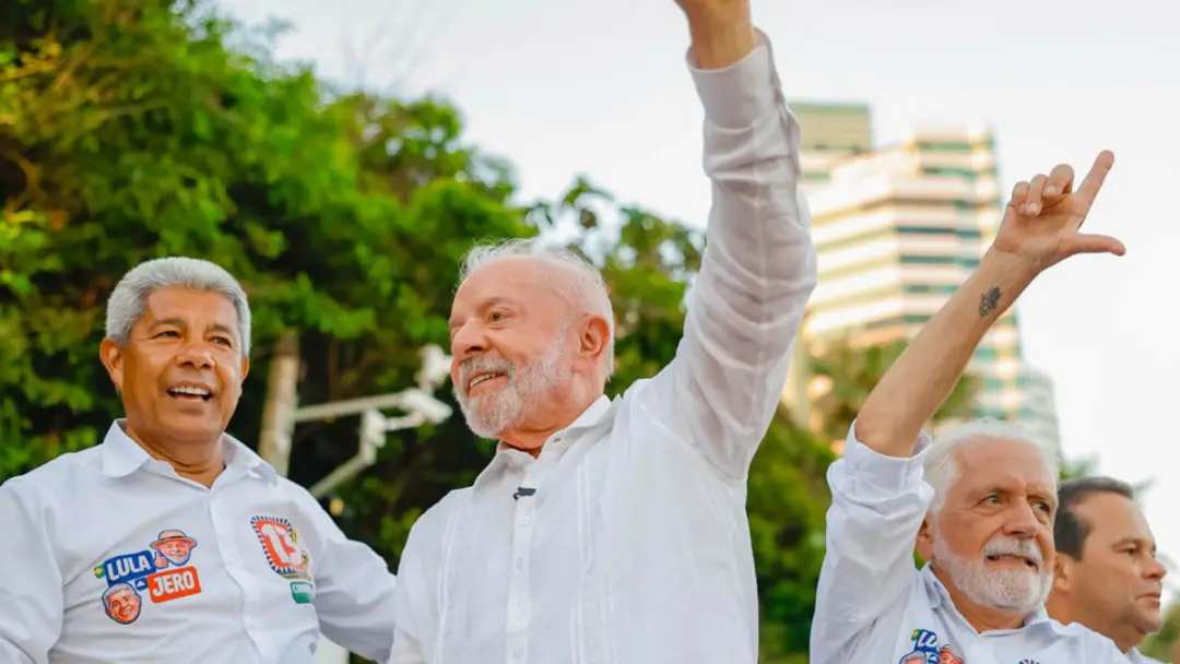 Lula criticou ACM Neto em Salvador, questionando sua mudança de autodeclaração e o elo com Daniel Vorcaro. A consultori…