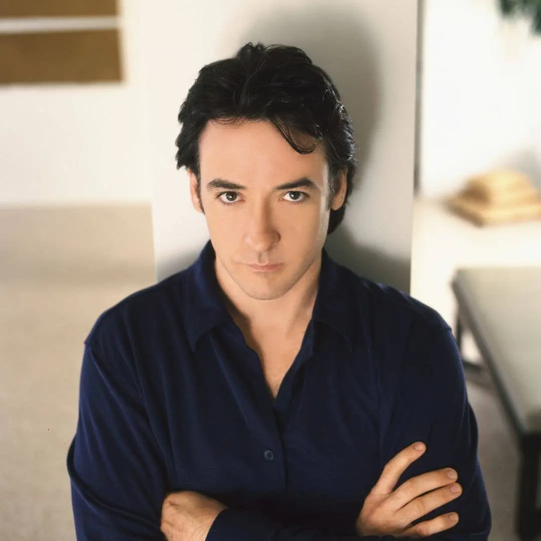 John Cusack apareceu raramente, e o visual dele surpreendeu os fãs por estar quase irreconhecível. Ver artistas mudando…