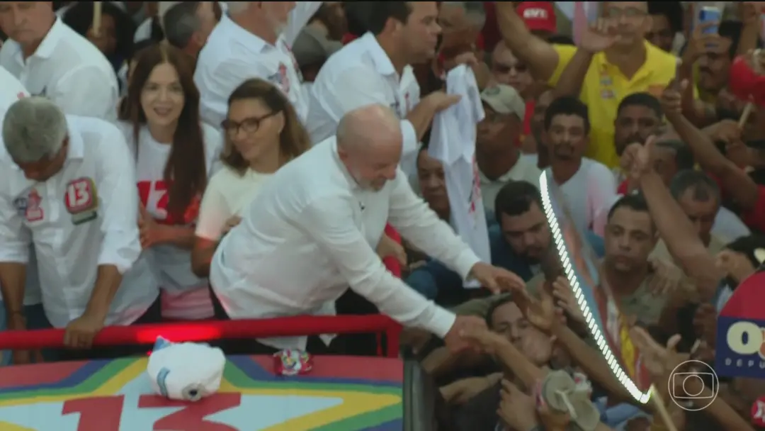 Lula fez campanha em Fortaleza e Salvador, fazendo caminhada e comício na capital cearense e ato na orla baiana. A prop…