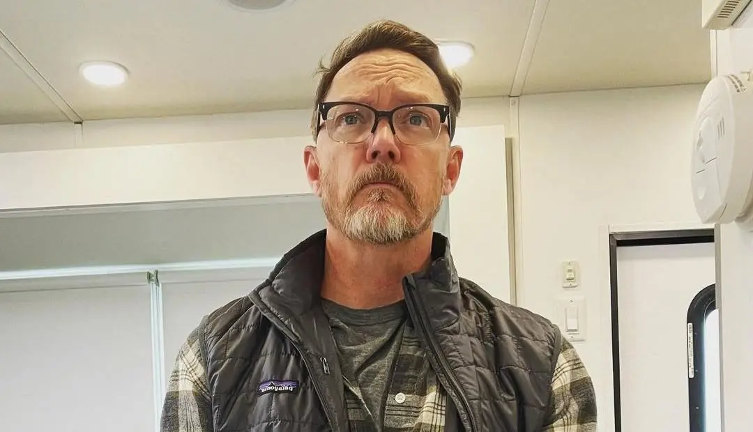 Matthew Lillard terá um personagem misterioso em Man of Tomorrow, com família birracial, e os fãs debatem se ele é Barr…