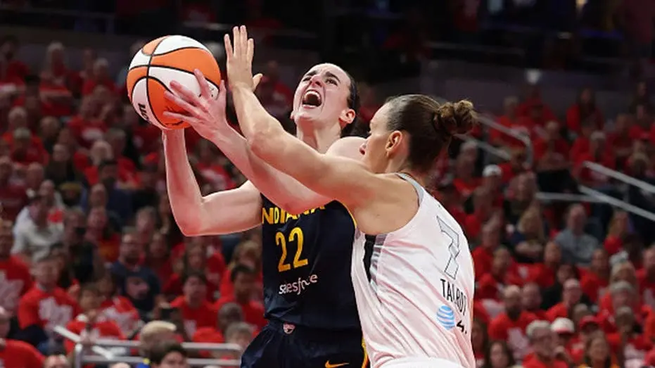 Caitlin Clark fez história na WNBA ao marcar um double-double de pontos e assistências antes do intervalo no jogo contr…