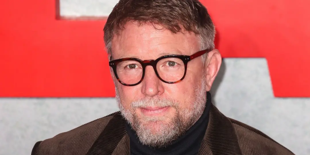 Guy Ritchie traz de volta sucessos antigos para as plataformas de streaming. O público está vendo os filmes dele em cas…