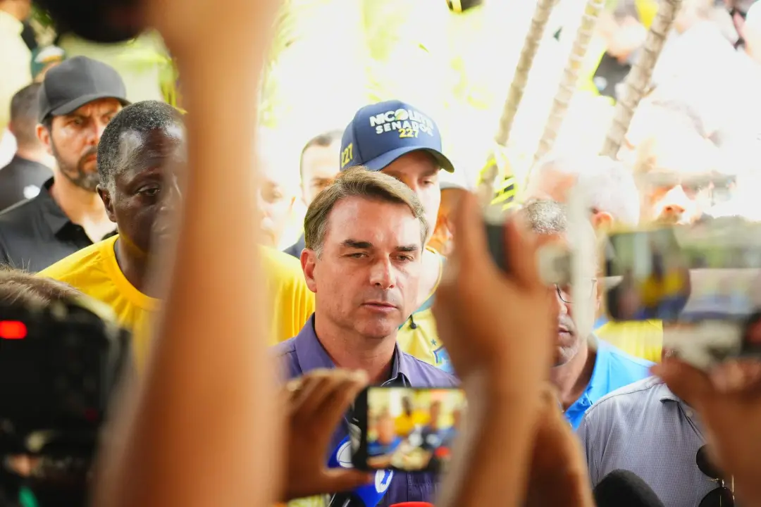 Flávio Bolsonaro questionou a ligação de Lula para Flávio Dino em Belém, perguntando se o ministro ainda é subordinado …